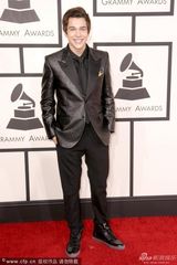 组图：清新小子奥斯汀-玛宏穿黑色西装帅气现身