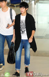 组图：金秀贤赴日宣传《月亮怀抱太阳》