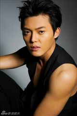 组图：沙峻冲新写真秀身材 尽显成熟男人味道