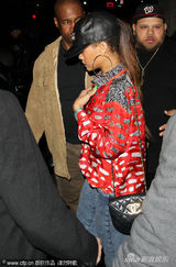 组图：蕾哈娜黑唇冷艳泡夜店 壮汉保镖贴身护驾