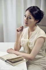 幻灯图：甘婷婷登《精品》封面 清纯又直率