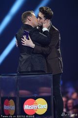 组图：主持格里姆肖为Lorde颁奖 上演同性激吻