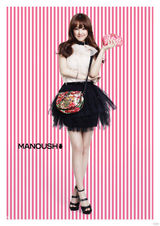 组图：韩星朴宝英代言品牌包 甜美灵动似精灵