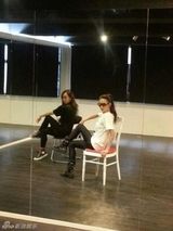 组图：张柏芝戴墨镜练舞遭曝光 舞风刚劲帅气