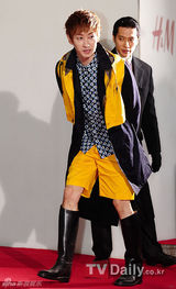 组图：SJ利特东海与少时秀英朴宰范等盛装亮相
