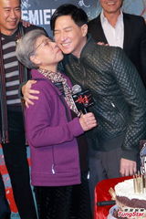 组图：张家辉首映庆生 搂半裸变性人老婆生气