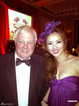 高清组图：杨洛婷英伦血拼 喜见前港督彭定康