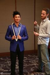 组图：吴奇隆入住杜莎蜡像馆 宽衣量身不忘搞怪