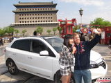 组图：徐子珊携手F1冠军赛车手畅游北京旧街