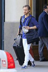 组图：安妮-海瑟薇携夫现身机场黑白搭配显干练