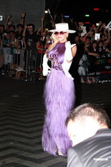 组图：Lady Gaga亮相香港 长裙裸背高跟抢镜