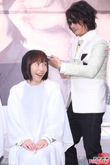 组图：飞儿乐团做公益 台上剪发挑战刀工