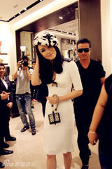 组图：范文芳出席香水发布 白色礼服展现名媛气质