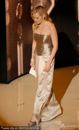 高清图：奥斯卡颁奖现场 温丝莱特拥抱影帝送祝福