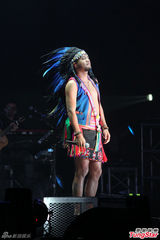 组图：张震岳北京演唱会秀胸肌穿短裙