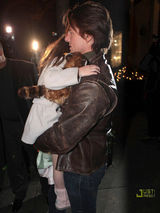 组图：阿汤哥全家外出就餐被拍 苏瑞全程埋头不露面