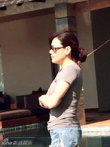 组图：哈文不导春晚全家度假 李咏半裸秀身材