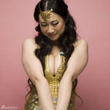 幻灯图：芙蓉姐姐再登封面 涉足艺术拍娇羞写真