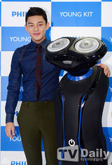 组图：刘亚仁亮相代言发布会 雅痞风帅气迷人