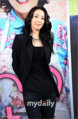 组图：李相烨等宣传新剧 洪秀贤超低胸秀事业线