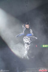 组图：big4开演唱会发红封包 互曝成员糗事