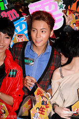 高清组图：英皇歌手大打亲和牌 联手与粉丝同乐 