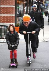 组图：休-杰克曼夫妇送女儿上学伊娃与老妈比赛