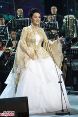 组图：“新一代金嗓子”周旋保利开唱 伍咏薇道贺