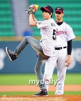 组图：Tablo姜惠贞夫妇任棒球赛嘉宾恩爱亮相