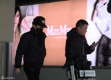 组图：张杰独自回京 黑衣蒙面玩神秘