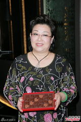 组图：陈晓东迎娶小12岁女友 母亲开心派喜糖