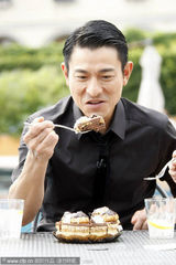 高清图：刘德华提前庆生大快朵颐 吃蛋糕舔手指