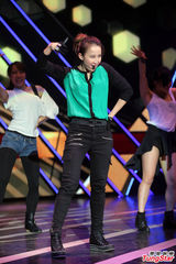 组图：李玟扭腰摆臀性感开唱冷落老公