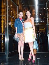 组图：Angelababy(杨颖)携手水原希子出席品牌活动