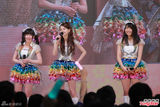组图：SKE48三成员彩衣俏皮 唱跳卖力展热情