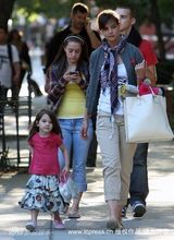 幻灯图集：苏瑞和妈妈逛街 人小鬼大表情可爱