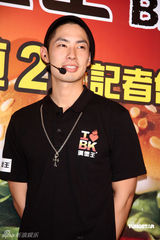 幻灯图：吴建豪担任一日店长 卖汉堡为粉丝服务 