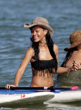 高清组图：蕾哈娜夏威夷度假 黑色比基尼秀身材