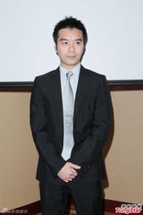 组图：何傲儿绯闻男友澄清嫩模掀裙事件