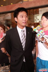 组图：霍启山先行离开医院 称全家都在学抱小孩