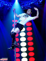 组图：60岁退休男干部挑战钢管舞 舞姿不输职业舞者