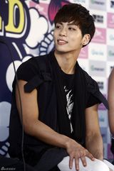 组图：韩国组合SHINee个唱记者会