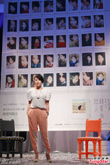 组图：刘若英婚后首发新专辑 MV变冷艳美女玩酷