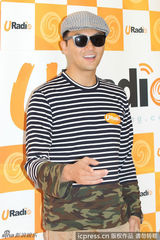 组图：张智霖条纹装亮相 黑超遮面时尚优雅