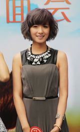 组图：《花非花》见面会万茜玩自拍邓伦被表白