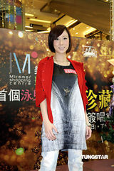 幻灯图集：泳儿商场办新专辑签唱会 场面温馨