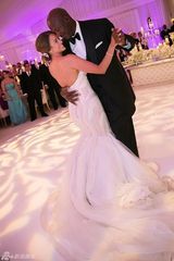 组图：乔丹迎娶古巴模特 新婚宴会甜蜜共舞