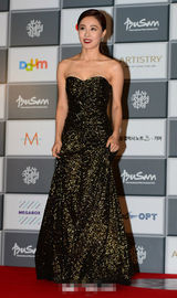 组图：文正熙亮相红毯金色亮片长裙抢眼