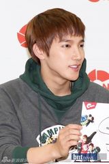 组图：人气组合2PM粉丝签名会 全员亮相亲和阳光