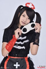 组图：许雅涵为黄金周疏导交通 转战微电影拍摄